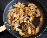 Foto del paso 3 de la receta: Pechuga de pollo a la manzana