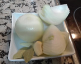 Foto del paso 1 de la receta: Pollo encebollado con patata cocida