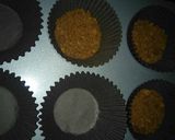 A picture of step 4 of Manhatan cheesecake cupcakes.