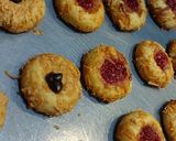 Foto langkah ke 6 dari resep Thumbprint Cheese Strawberry.