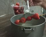 Foto langkah ke 5 dari resep Tanghulu | Permen Strawberry Korea.