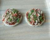 A picture of step 3 of Bread pizza without oven.