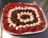 Une image de l'étape 8 de Salade de tomates et poivrons rouges grillés à la mozzarella et coriandre.