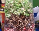Foto langkah ke 7 dari resep Popcorn manis warna warni.