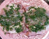 Foto del paso 3 de la receta: Sargo al horno, al perejil con cebollitas francesas