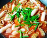 Hình bước làm 3 của món Bánh gạo, chả cá sốt cà chua 😂