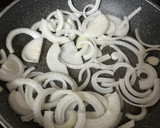 Foto del paso 2 de la receta: Cebolla caramelizada casera con margarina y sin azúcar