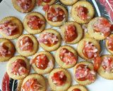 મોનેકો બિસ્કીટ પીઝા (Monaco Biscuit Pizza Recipe In Gujarati) રેસીપી સ્ટેપ3ફોટો