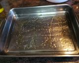 Foto del paso 2 de la receta: Salmón con costra al horno con guarnición de habas baby