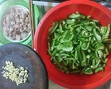 Hình bước làm 2 của món Ớt chuông xào thịt heo