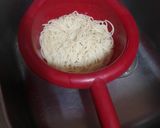 Foto del paso 3 de la receta: Pasta con salsa de salchicha y huevo duro picado