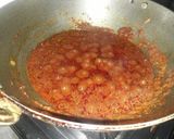 A picture of step 4 of Amritsari masala nutri with bread.