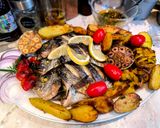 Aranydurbincs tepsiben sütve, héjában sült burgonyával, fűszeres olívaolaj dresszinggel recept fázis 5 fotója
