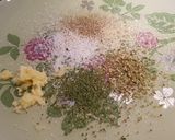 Foto del paso 2 de la receta: Pescado al ajo y orégano en cama de patatas con sorpresa