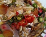 Foto langkah ke 7 dari resep Ikan Asin Asam Manis Tomat.