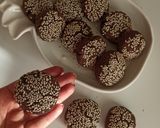 عکس مرحله 4 از دستور کلوچه کنجدی شکلاتی