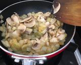 Foto langkah ke 3 dari resep Spaghetti Mushroom Sauce (Saus Jamur).