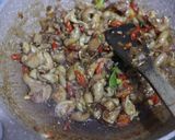 Foto langkah ke 4 dari resep Tumis Kulit ayam pedas manis.