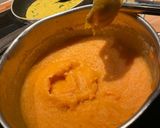 Une image de l'étape 5 de Merlu 🐟 & sauce curcuma-citron 🍋 avec une purée de carottes 🥕.