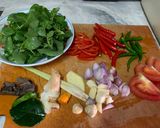 Foto langkah ke 2 dari resep Ayam woku kemangi pedas.
