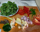 Foto langkah ke 2 dari resep Ayam woku kemangi pedas.