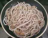 Foto del paso 2 de la receta: Pimientos del piquillo con guiso de bacalao y gulas