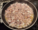 Foto del paso 2 de la receta: Calamares y gambas al ajillo 😋