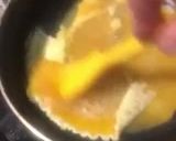 Foto del paso 4 de la receta: Huevo roto con tostas de salmón y queso en crema