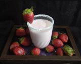 A picture of step 3 of Strawberry lassi.