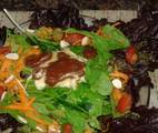 4 Ensalada Colorida Con Mini Provoleta Y Salsa Dulce De Tomates