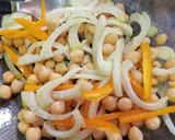 Foto del paso 3 de la receta: Ensalada de garbanzos con verduras