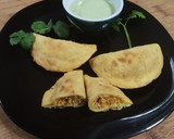 Foto del paso 8 de la receta: Empanada Venezolana de Pollo desmechado 🐔 y Salsa de Ajo 🧄🌿