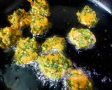 A picture of step 3 of Palak Chicken Pakoda.