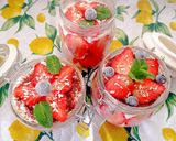 Foto del paso 7 de la receta: Tiramisú de fresa 🍓 y coco 🥥 en tarritos 🫙
