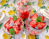 Foto del paso 7 de la receta: Tiramisú de fresa 🍓 y coco 🥥 en tarritos 🫙