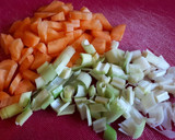 Foto del paso 1 de la receta: Sopa de pollo con verduras y pasta alemana