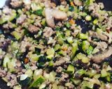 Foto del passaggio 2 della ricetta Pasta al ricordo d'infanzia: carne macinata, zucchine e funghi