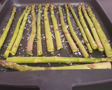 Foto del paso 2 de la receta: Merluza con ajo dorado al balsámico y espárragos a la plancha