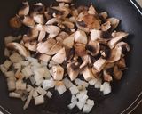 Foto del paso 2 de la receta: Huevos revueltos con champiñones y espinacas