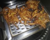 A picture of step 4 of Onion Pakoda.