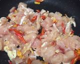 Foto langkah ke 3 dari resep Pad Kra Pao / Ayam Kemangi Thailand.