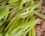 รูปขั้นตอนการทำที่ 2 ของ "หมูสับผัดพริกอ่อน" Stir Fried Minced Pork with Peppers