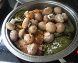 Foto del paso 7 de la receta: Contramuslos de pollo con pimientos italiamos y champiñones