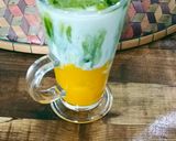 Gambar langkah 2 resipi Iced Mango Matcha Latte.
