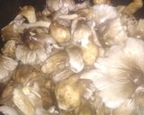 Foto langkah ke 1 dari resep Tumis jamur kelapa sawit.