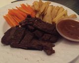 Foto langkah ke 6 dari resep TenderloinsteakSimple.
