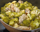 Foto del paso 5 de la receta: Alitas de pollo con patatas y brócoli