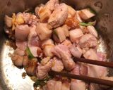 Hình bước làm 2 của món Canh sườn non, tôm khô nấu cải thảo và bắp cải, cà rốt.Thịt kho củ cải trắng với nước dừa