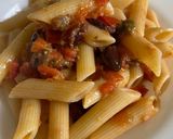 Foto del passaggio 6 della ricetta Penne auliv e chiapper (puttanesca) a modo mio