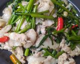 รูปขั้นตอนการทำที่ 3 ของ ผัดผักบุ้งหมูสามชั้นสไลด์